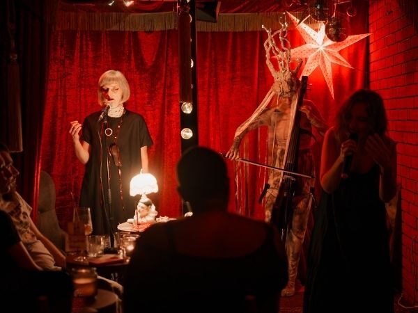 Jasna Kinđić i izvođačica tokom performansa Spoken Word