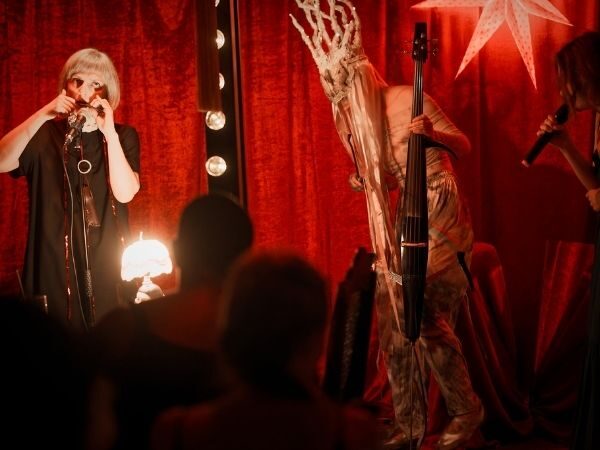 Jasna Kinđić svira drombulju tokom performansa Spoken Word