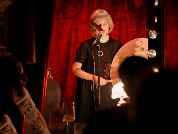 Jasna Kinđić svira šamanski bubanj tokom performansa Spoken Word