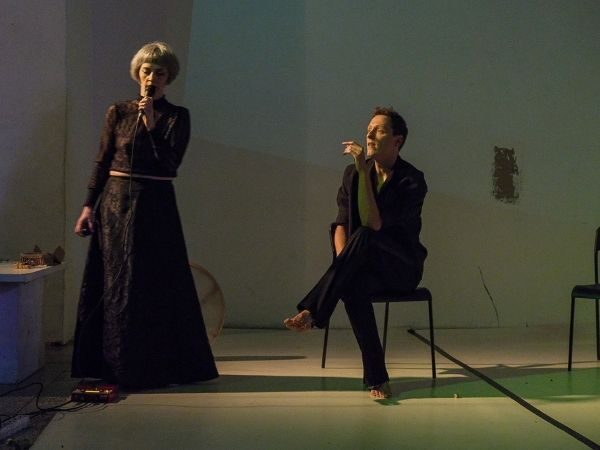 Rade Obradović i Jasna Kinđić na sceni tokom performansa Ljubav i mi