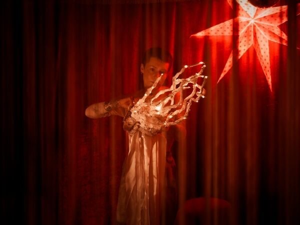 Izvođačica u scenskom prizoru performansa Spoken Word
